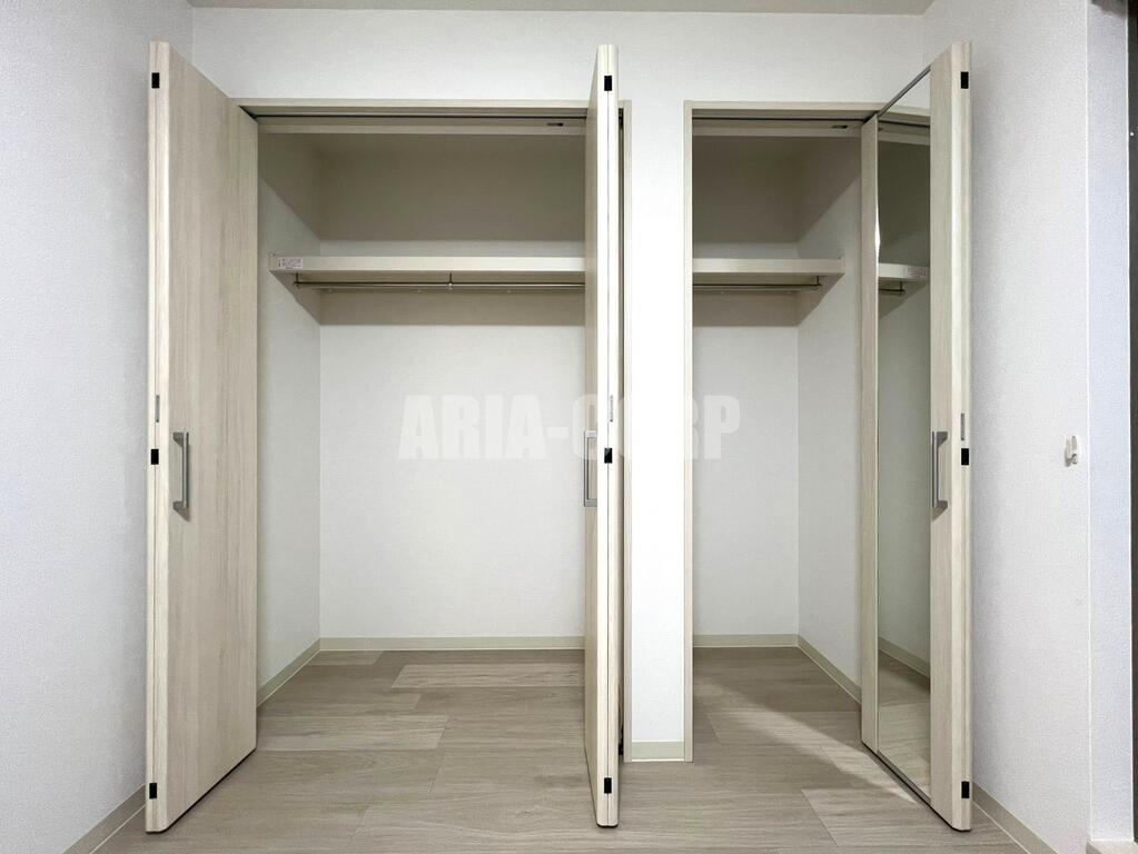 収納　壁一面のクローゼット上部には便利な棚付きです♪