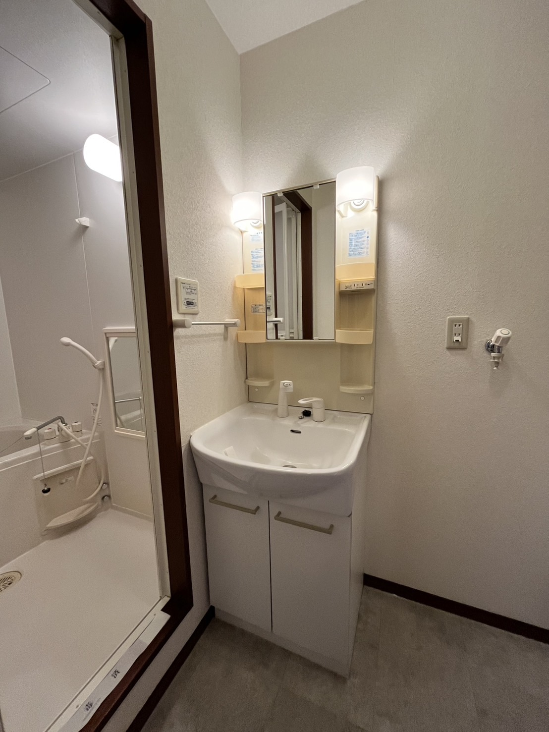 洗面設備　他号室のお写真です。参考にご覧ください。
