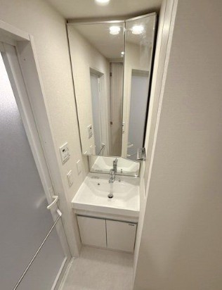 洗面設備　明るい洗面所です