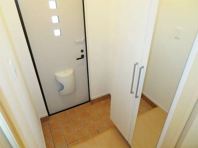 玄関　下駄箱付き