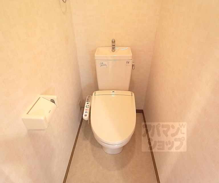 トイレ　温水洗浄便座付きのトイレです。
