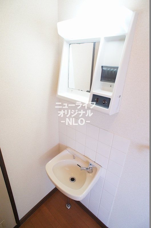 洗面設備　便利な鏡付きキャビネットが付いています☆