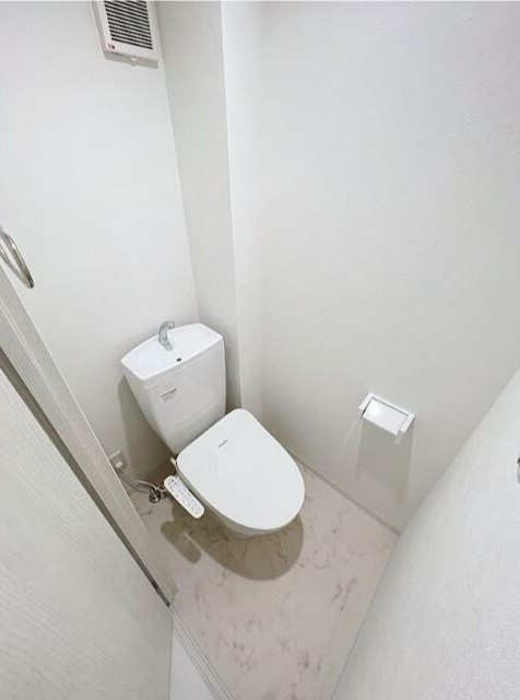 トイレ　反転間取りのお部屋、温水洗浄便座