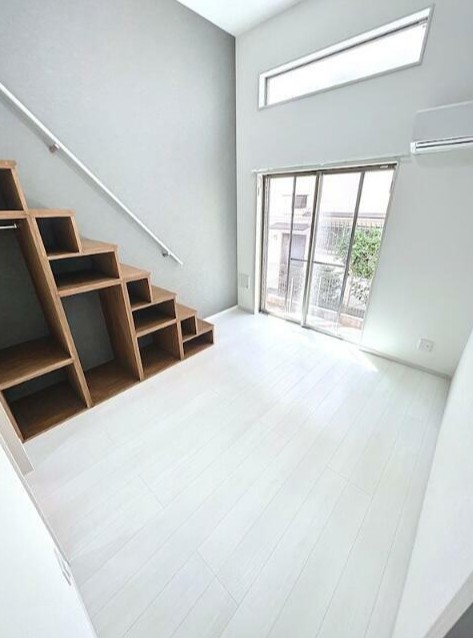 居室・リビング　反転間取りのお部屋、約5.6帖の洋室