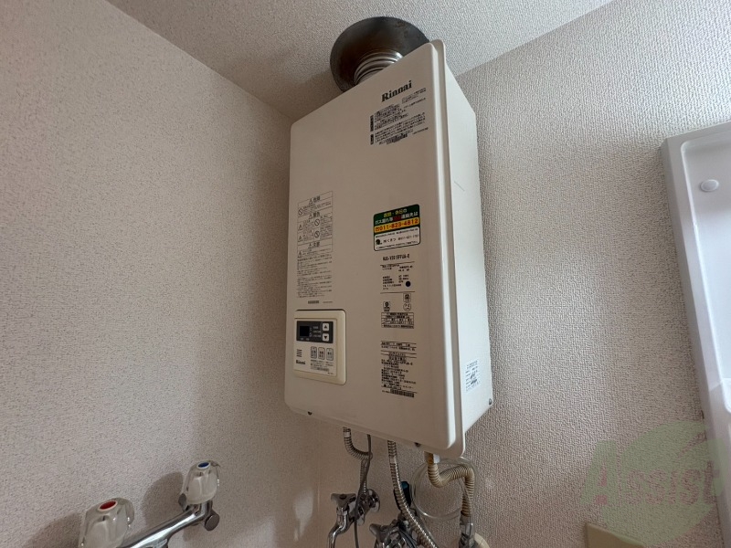 その他設備　給湯器は簡単操作で温度調整ができますよ。
