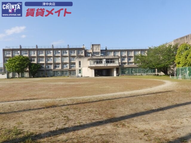 中学校　津市立東橋内中学校（中学校）まで911m