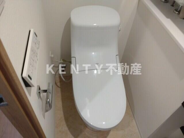 トイレ　落ち着いた色調のトイレです