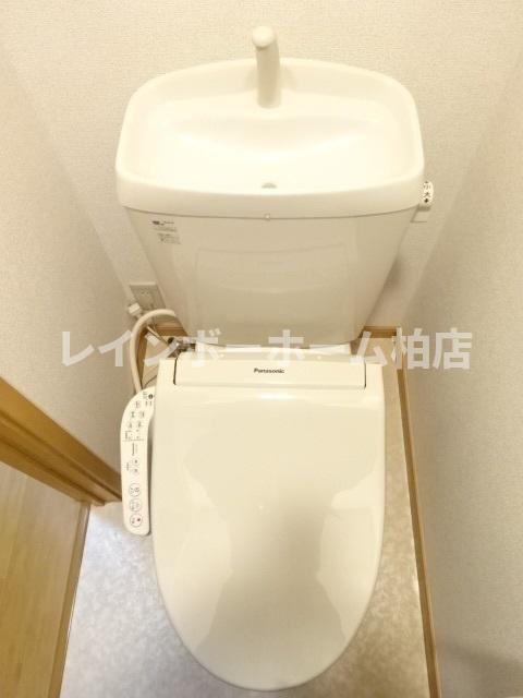 トイレ　温水洗浄便座です