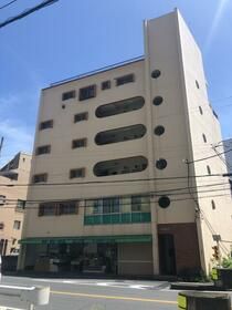 松戸市小根本のマンションの建物外観