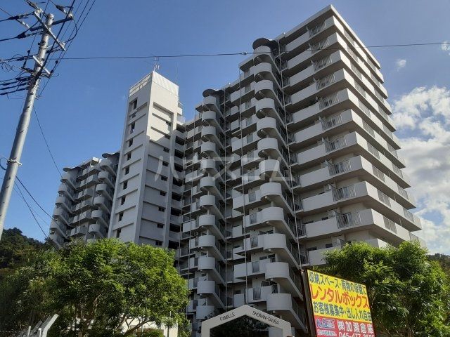 横須賀市田浦町のマンションの建物外観