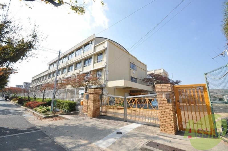 【神戸市西区伊川谷町長坂のマンションの小学校】