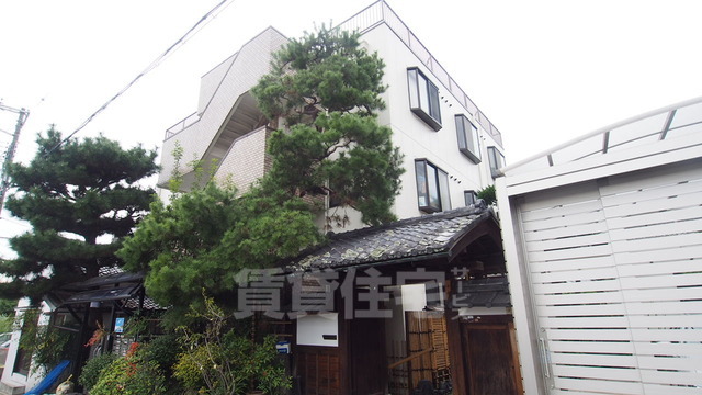 京都市右京区花園寺ノ内町のマンションの建物外観