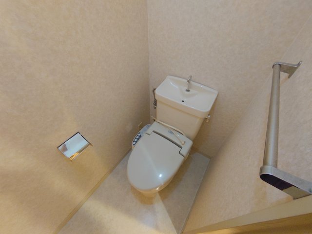 【宝塚市亀井町のマンションのトイレ】