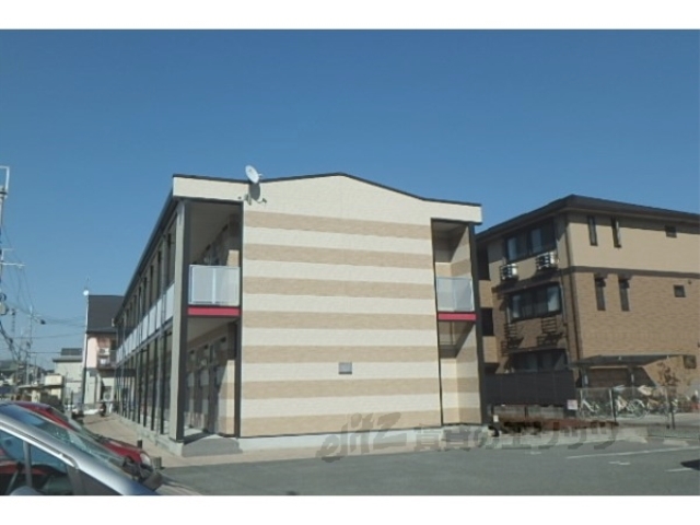京都市伏見区羽束師鴨川町のアパートの建物外観