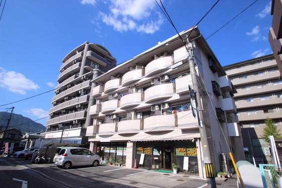 広島市安佐南区祇園のマンションの建物外観