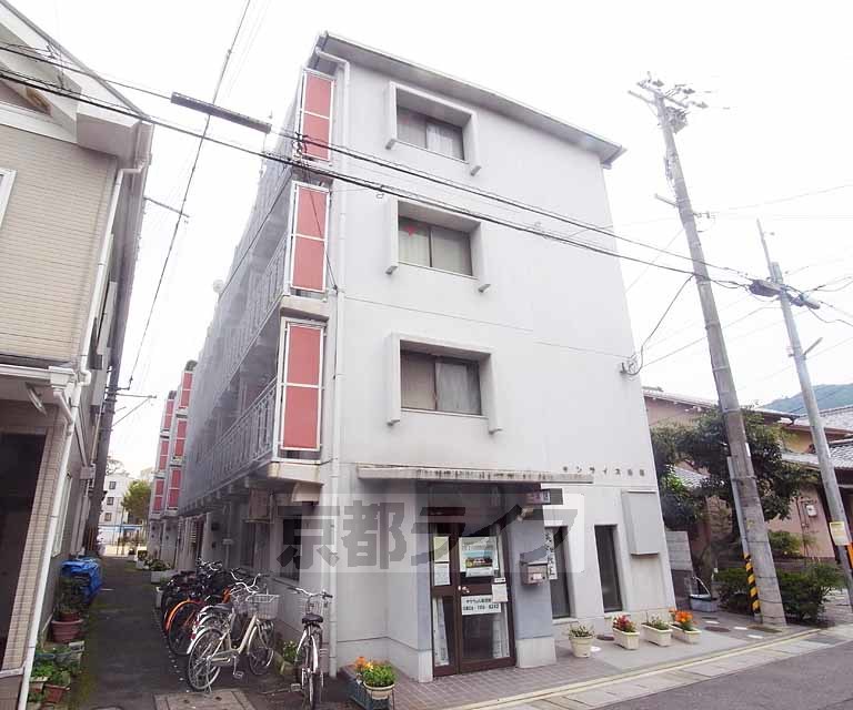 京都市右京区嵯峨中山町のマンションの建物外観