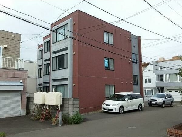 札幌市中央区南二十五条西のマンションの建物外観