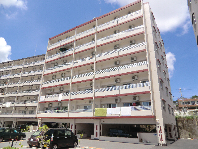 沖縄市高原のマンションの建物外観