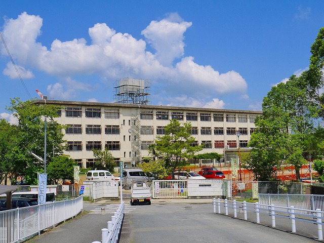 【奈良市西大寺本町のマンションの小学校】