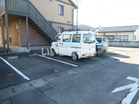 【太田市東新町のアパートの駐車場】