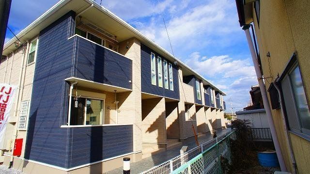 大里郡寄居町大字富田のアパートの建物外観