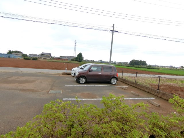 【八街市八街のアパートの駐車場】