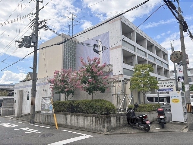 京都市右京区谷口園町のマンションの建物外観