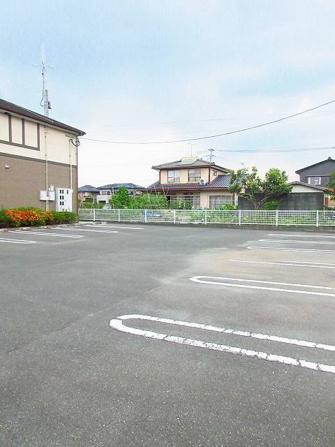 【神埼市神埼町本堀のアパートの駐車場】