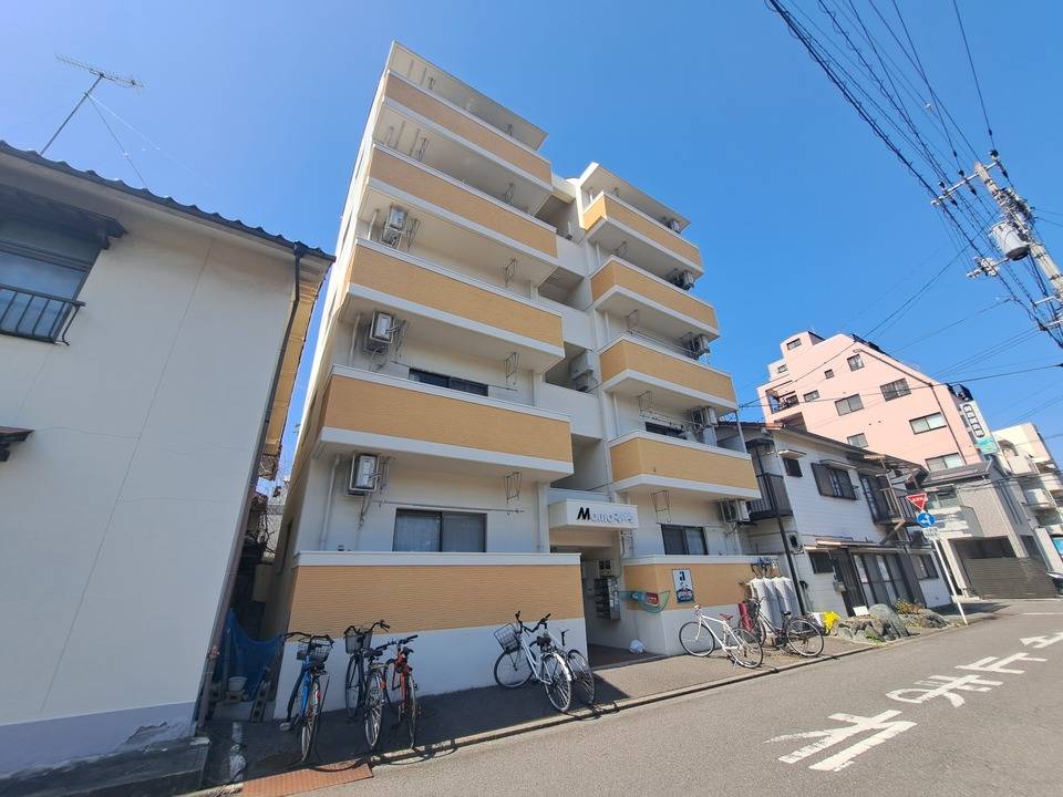 松山市木屋町のマンションの建物外観