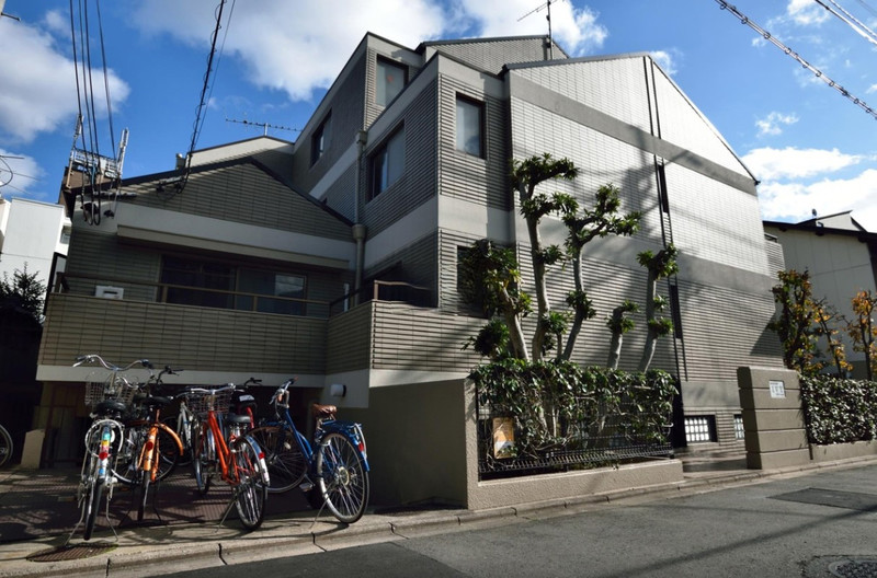 京都市上京区三栄町のマンションの建物外観