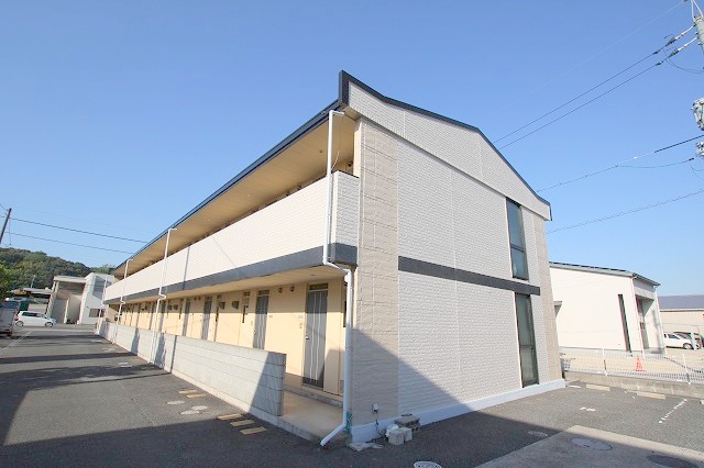 岡山市南区箕島のアパートの建物外観