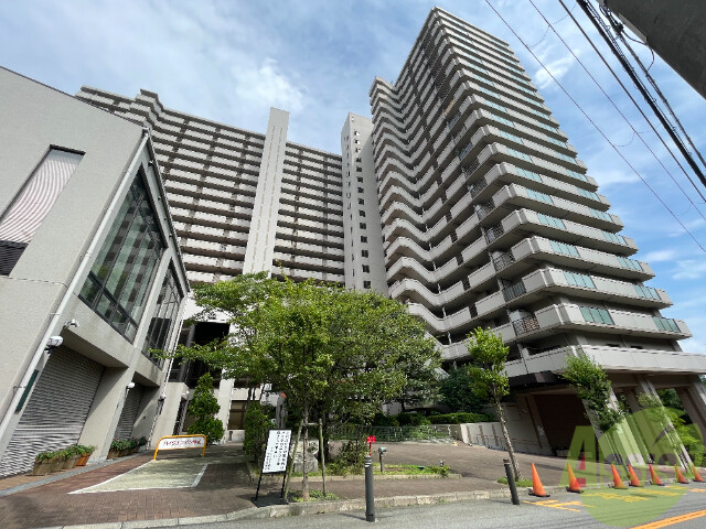 【神戸市須磨区清水台のマンションの建物外観】