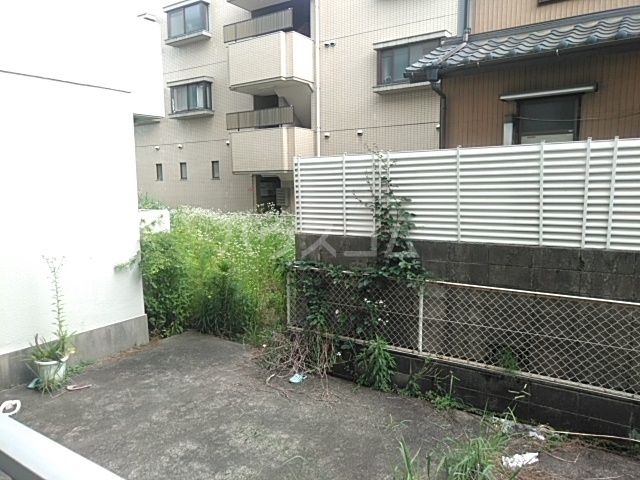 【名古屋市西区五才美町のマンションの庭】