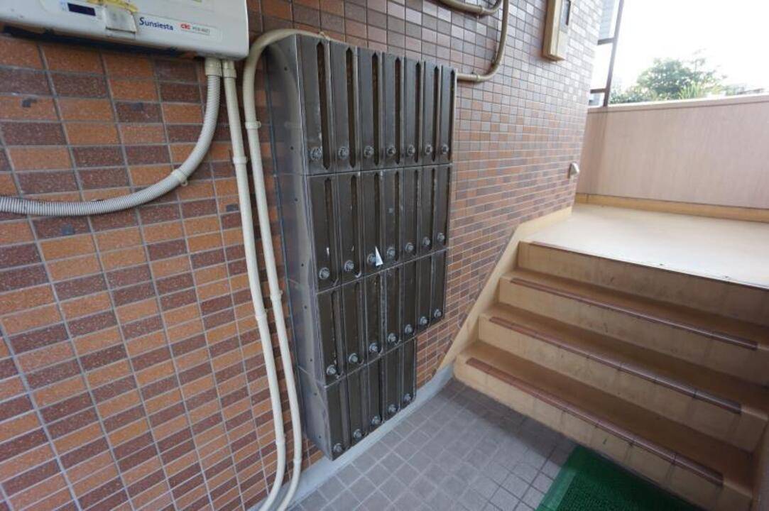 【伊予郡砥部町高尾田のマンションのエントランス】