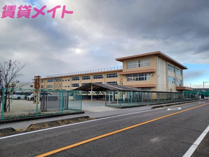 【松阪市市場庄町のマンションの中学校】