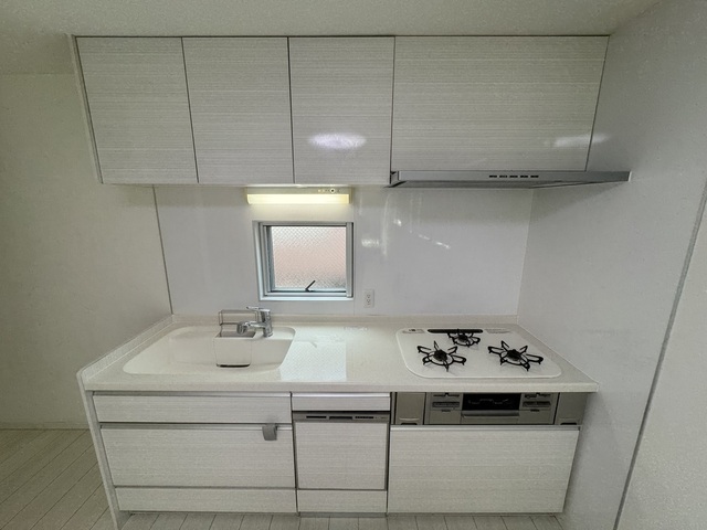 キッチン　食洗器付きのシステムキッチン♪小窓ありで日が入ります！