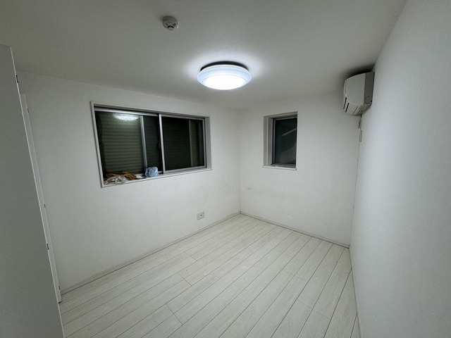 居室・リビング　１階洋室は窓にシャッター付きで防犯面も安心