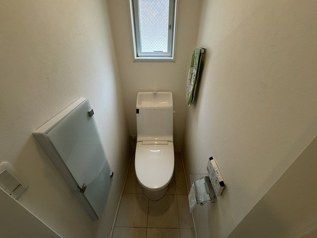 トイレ　温水洗浄機能付き便座付きトイレ☆小窓もあるので明るい空間です