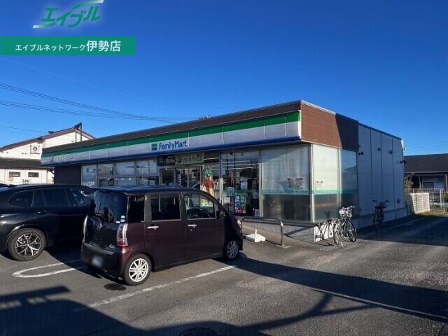 コンビニ　ファミリーマート伊勢上地店（コンビニ）まで190m