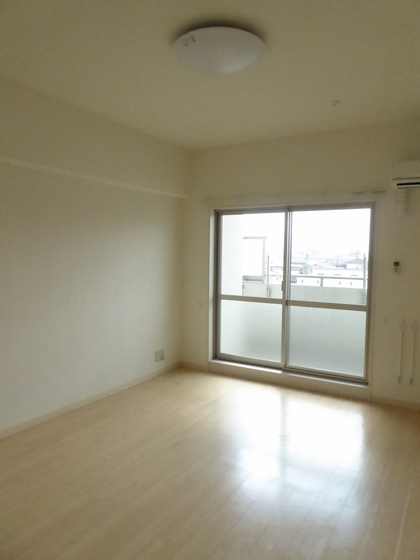 居室・リビング　※他号室の写真です。