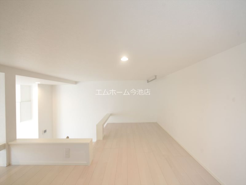 その他　ロフト5.9帖　窓付　収納として使用もできます