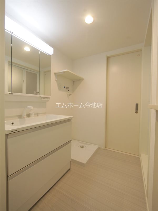 洗面設備　脱衣所　独立洗面台（シャンプードレッサー付）