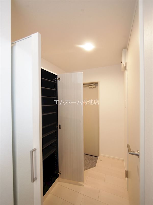 玄関　玄関　シューズボックス付