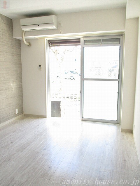 居室・リビング　●明るい洋室はエアコン設置済み！