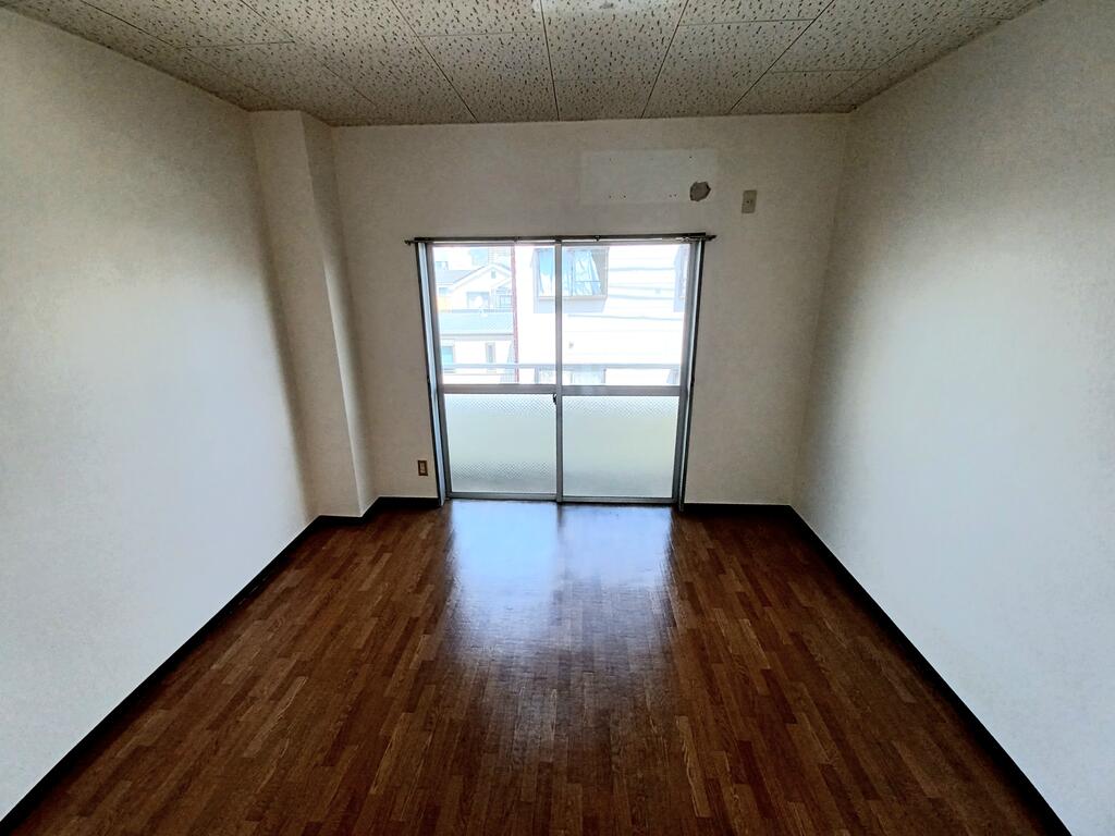 居室・リビング　洋間6帖・ベランダ