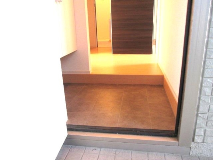 玄関　※写真は別号室