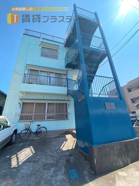 建物外観　お隣にスーパー、なんて便利な立地。