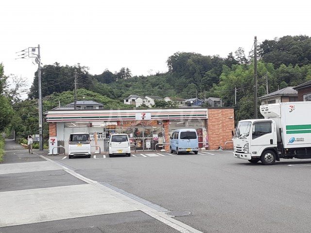 コンビニ　セブン-イレブン あきる野草花店（コンビニ）まで258m