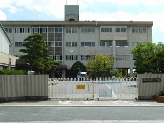 小学校　岡山市立中山小学校（小学校）まで897m