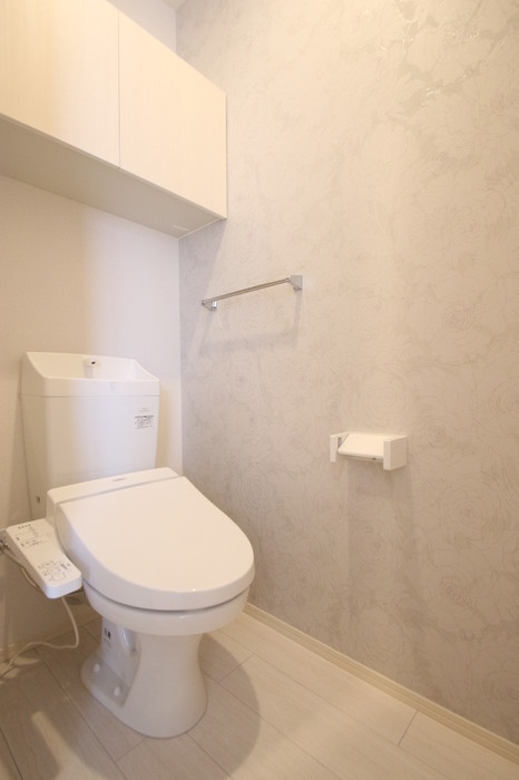 トイレ　落ち着いた色調のトイレです